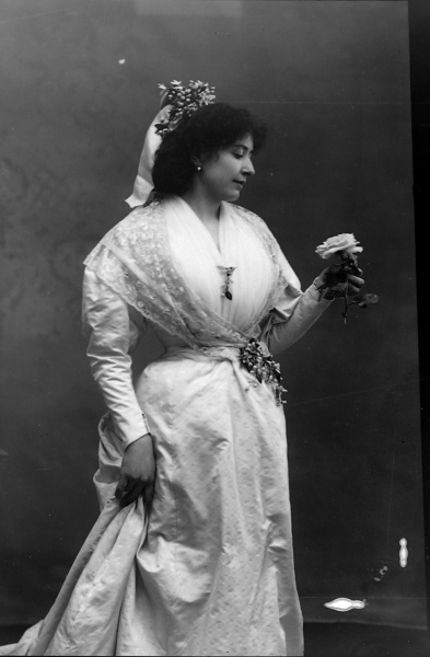 Arlésienne - Peut-être marquise de Baroncelli Javon, née Henriette Constantin (femme de Folco de Baroncelli) (RK)