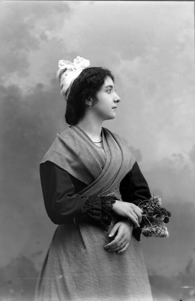 Femme en costume d'Arles