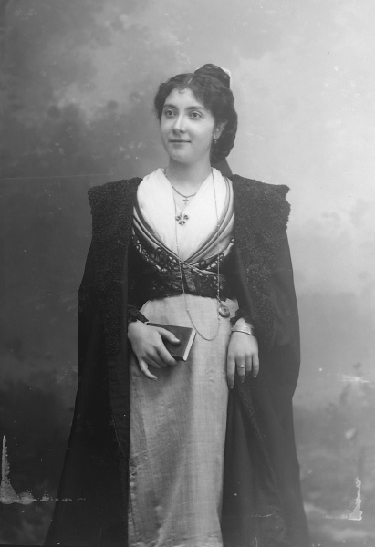 Jeune fille en costume d'Arles