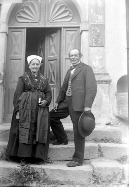 Hauteluce - Couple devant la porte de l'église