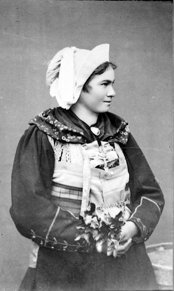 Maurienne (Saint-Colomban-des-Villards) [= No 30 de la série de CPs `Costumes de Savoie', edit. E. Reynaud, Chambéry.]