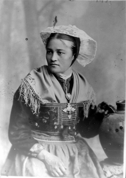 Costume de Maurienne (Saint-Jean-d'Arves) [= No 18 de la série `Costumes de Savoie', edit. E. Reynaud Chambéry, signée H. Perla; Photo 1944.44.122 du Musée ethnographique du Trocadéro, Album No1]