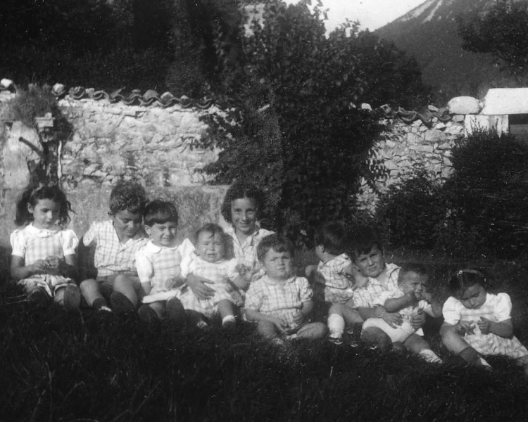 Narbonne, Septembre 1946 : Bernadette, Philippe, François, Gérard, Jacqueline, Nicolas, Dominique, Olivier, Isabelle, Marie-Anne