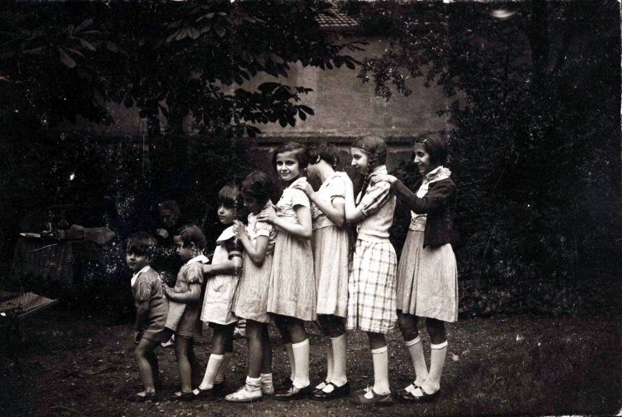 Monplaisir : Jacques, Monique, Michel, Nicole, Jacqueline Allègre, Françoise Couby, Josette Allègre (Cica au fond)