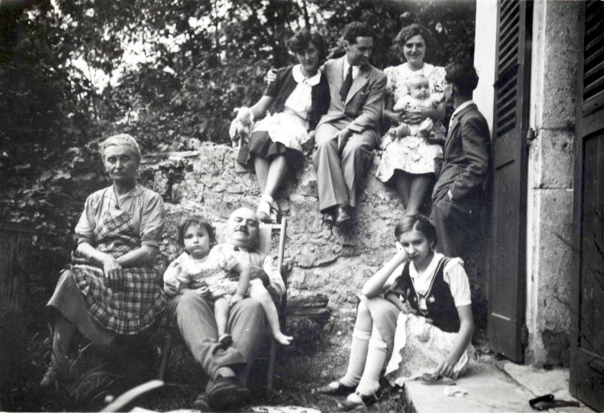 Laval, juillet 1938 : Rose, Jacotte, Tony, Franoise; Anne, Maurice, Irne avec Philippe, Pierre