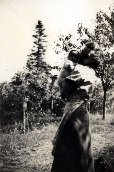 Laval, aot 1939 : Bernadette, Anne