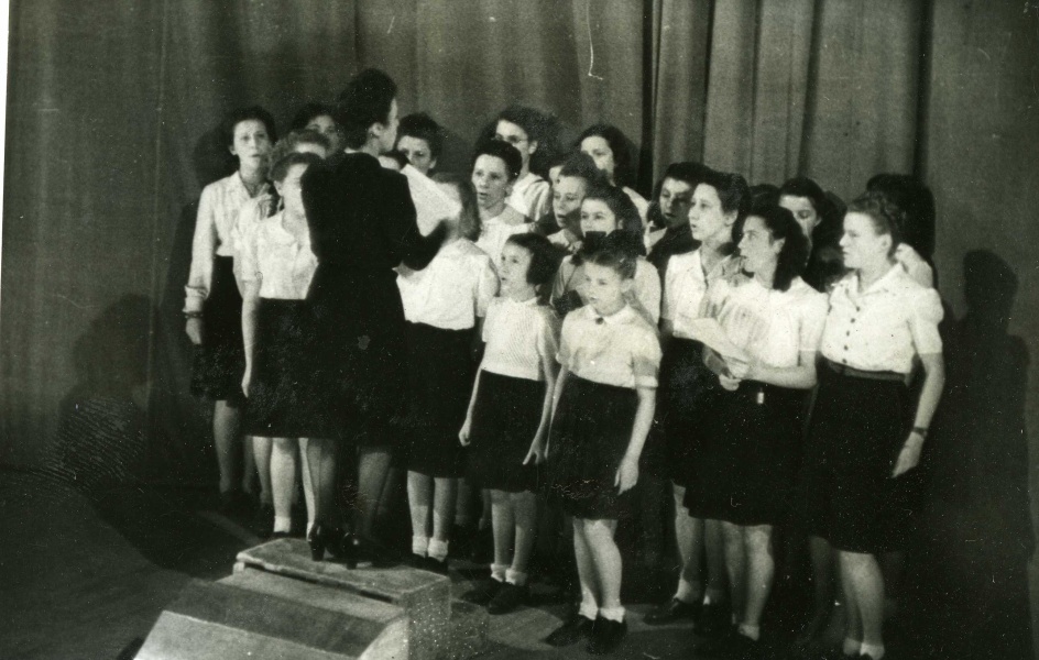 Jacqueline dans la chorale de Mme Amiez-Falque