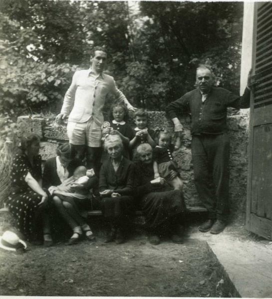 Laval, 1945 :  Marguerite, Franoise, Grard, Rose, Mme Laurent, Marie-Anne ; Maurice, Bernadette, Franois, Tony