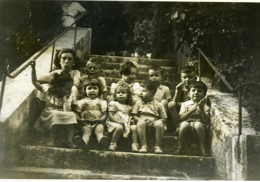 Narbonne, 1948 : Marie-Anne, Grard, Isabelle, Dominique, Nicolas ; Jacqueline, Philippe, Bernadette, Olivier, Franois