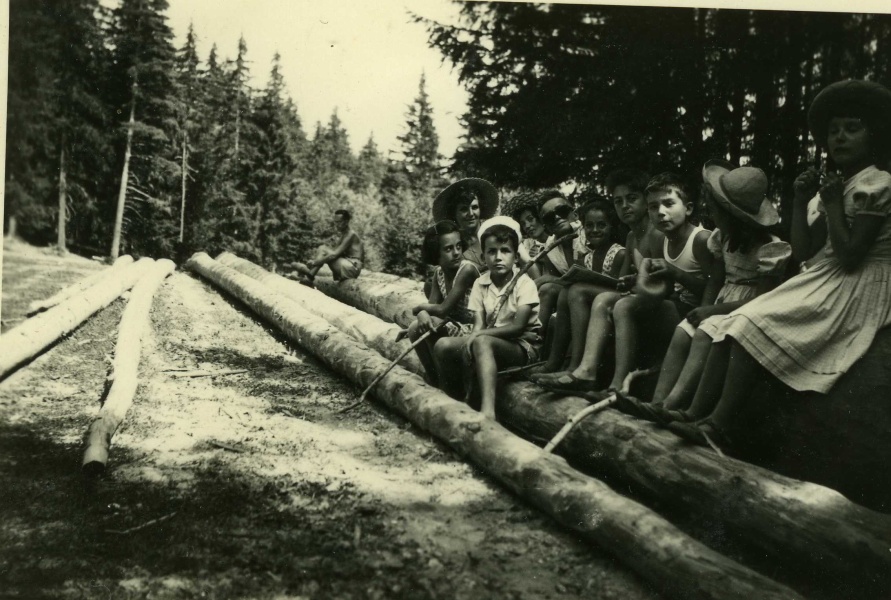 Maudre, 1951 : Pierre ; Thrse Charmont, Olivier ; Irne, Jacqueline, Philippe, Catherine Charmont, Henri-Jean Charmont, Franois, Marie-Anne, Bernadette
