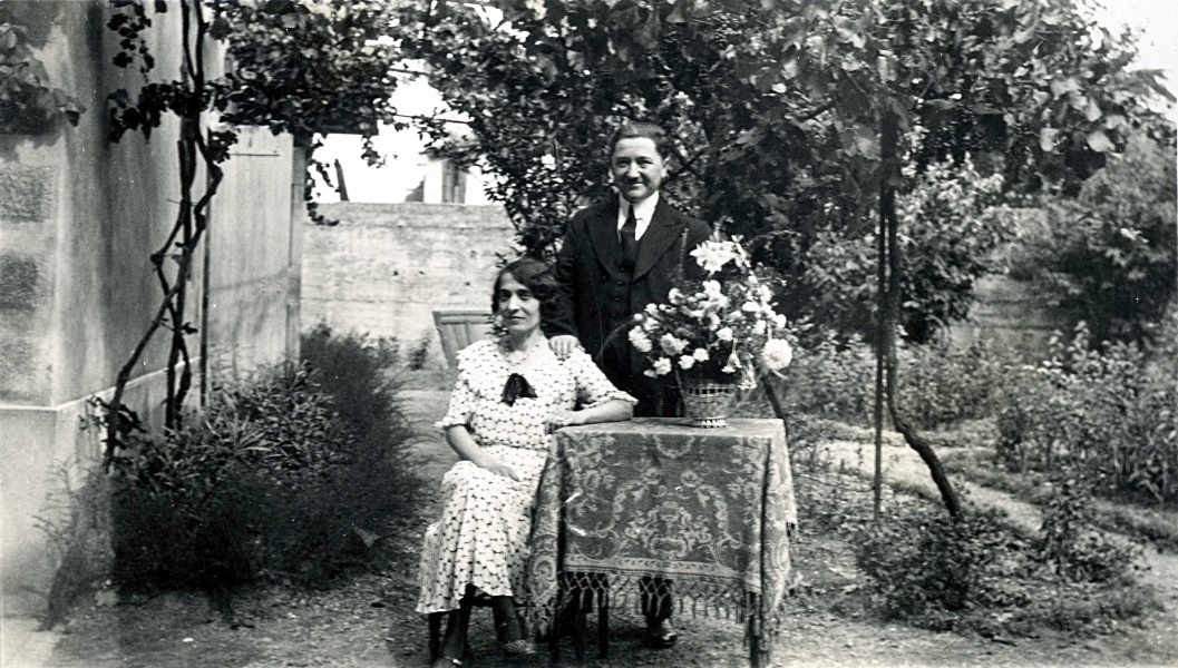 Léa et son mari Régis Pagès devant leur maison de Bourg-lès-Valence