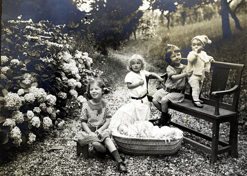Raymond et Stéphen, Anne dans le berceau, les deux petites belles-filles de Jeanne Donneaud
