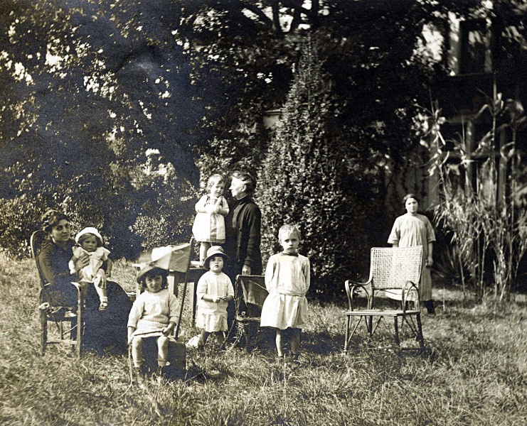 Isabelle et Didie Trillat, Eulalie et Irne + X ; Stephen et Philippe Maret, Raymond Trillat