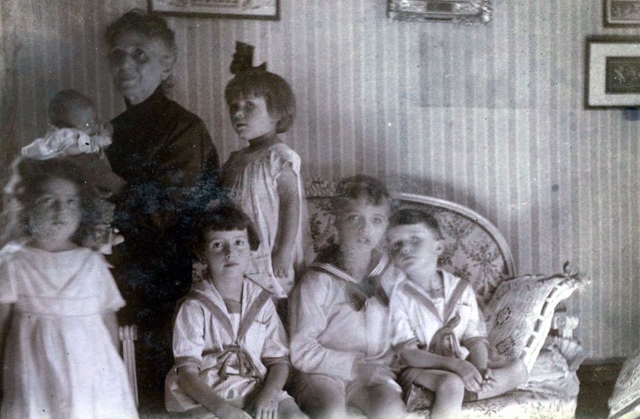 Irène, Eulalie tient Blanche, Didie, Stéphen, Raymond et Philippe