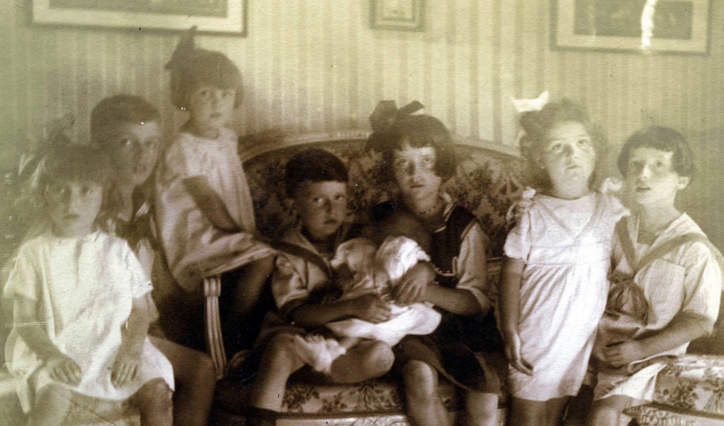 Ginette, Raymond, Didie, Philippe tient Blanche, Mady, Irne et Stphen