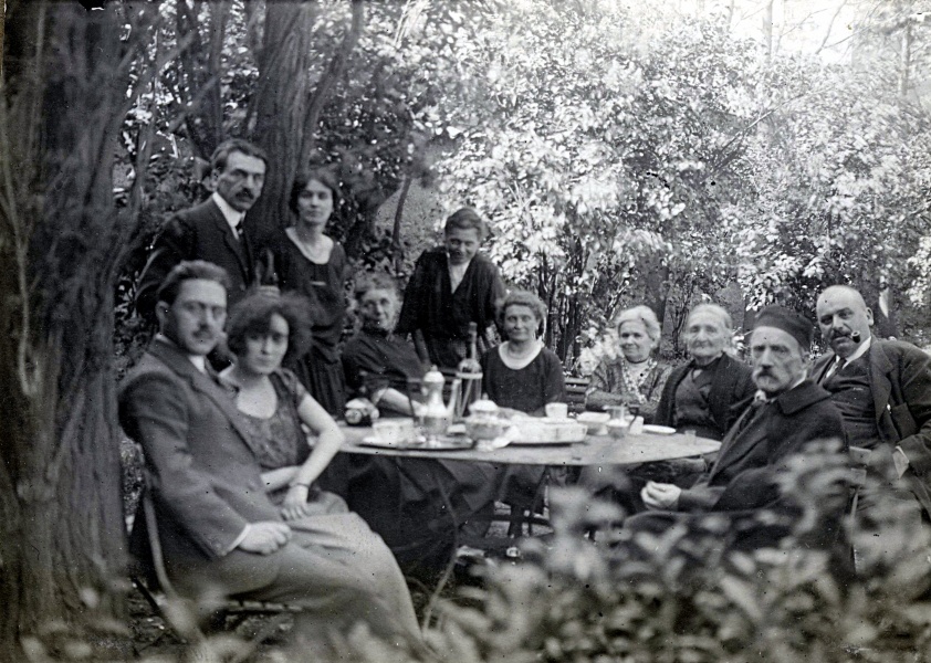 Monplaisir : Fernand Plagaud et Manou, Fernand Courby et Marguerite, Eulalie, Manelle, Rose, Cica Allgre, Anas, Fernand Allgre, Tony