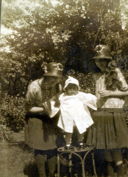 Monplaisir : les trois soeurs (avant la messe)