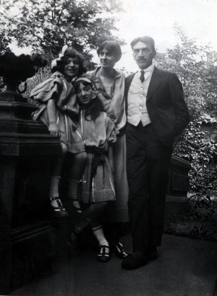 Monplaisir, juillet 1922 : Irène, Anne-Marie, Marguerite, Fernand