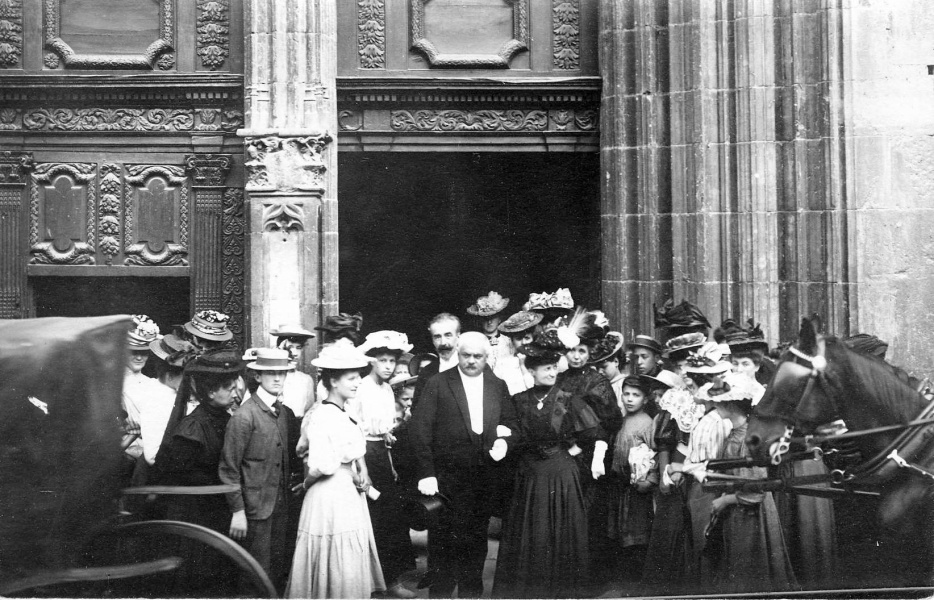 mariage d'Éva, M. Fornéris et Mme Trillat; derrière eux, M. Trillat et Eulalie