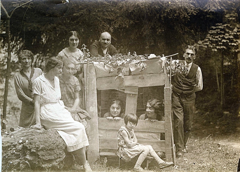 Marie-Louise, Marguerite, Rose, Anne, Tony, Fernand ; Irène, Léa, Françoise