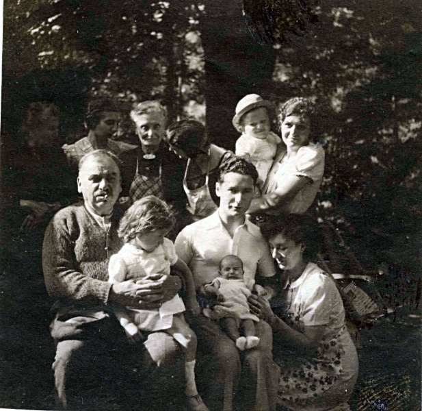 Tony et Jacqueline, Maurice et Bernadette, Anne; Mme Laurent, Françoise Rose, Marguerite, Irène et Philippe