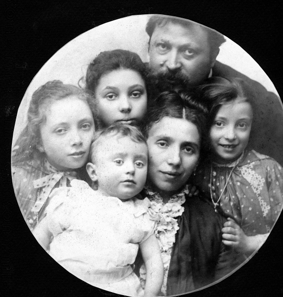 La famille au complet (Blanche au premier plan)