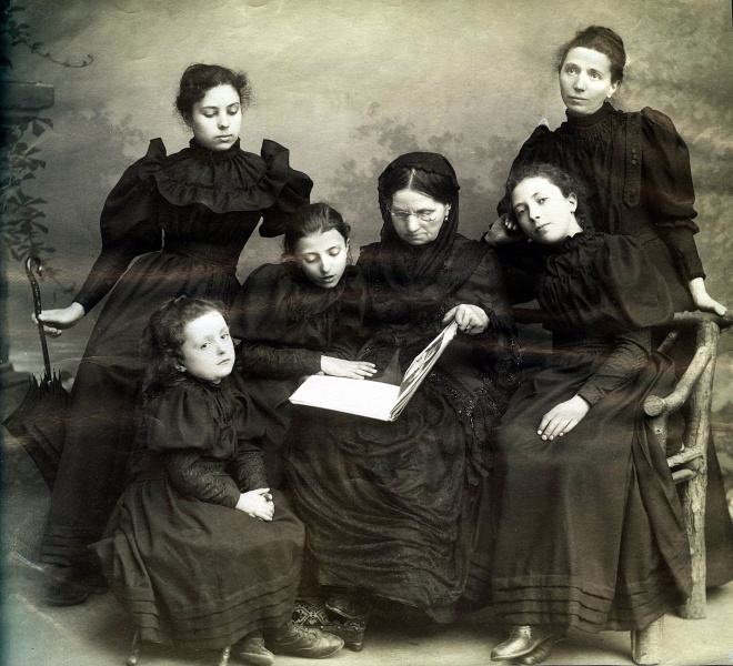 Les quatre soeurs, leur mère et leur grand'mère Forneris