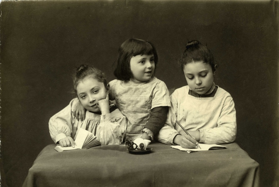 Eva, Isabelle, Adrienne