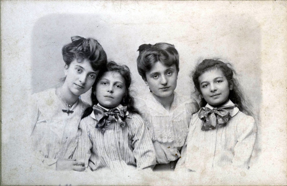 Isabelle, Blanche et deux amies