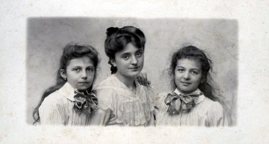 Blanche et deux amies