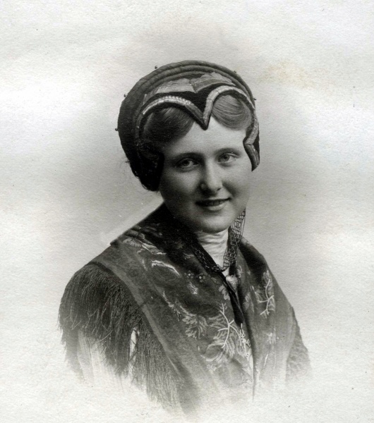 Marguerite Jarrin; elle épouse le Dr Piot, copain de fac de Fernand Courby