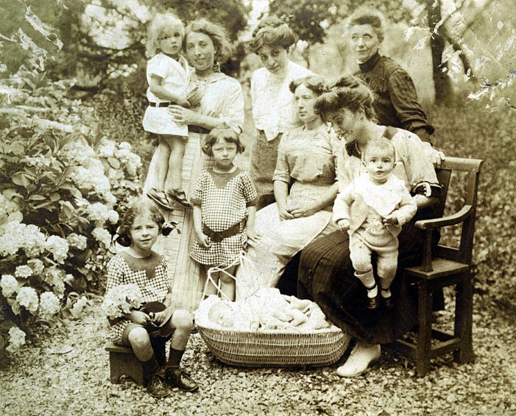 Eva et Raymond, Isabelle, Eulalie ; Jeanne Donneaud, Blanche et Stephen, les deux petites belles-filles de Jeanne Donneaud, et Anne dans le berceau