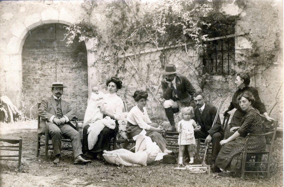 Devant la ferme de Chemillieu : Paul Maret, Stephen, Isabelle, Blanche, Fernand Courby, Joseph Trillat, Eulalie, va; debout, Raymond
