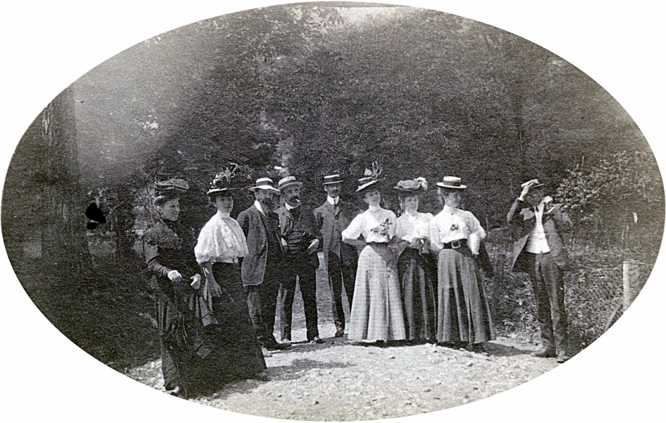 Isabelle (au centre) avec parents et amis