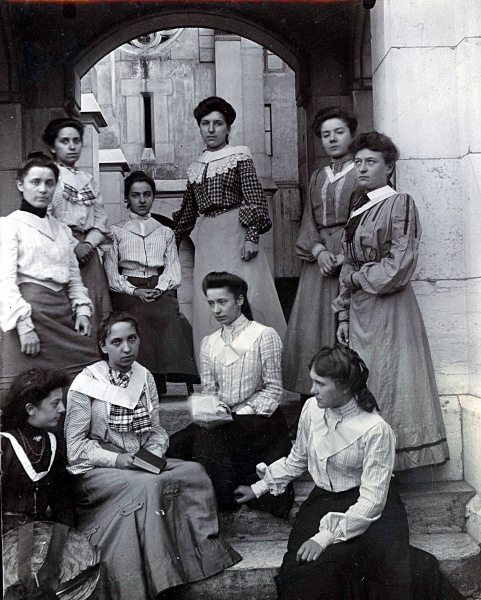 Saint Joseph (institution ou oeuvre). Marguerite Jarrin(future Mme Piot) au premier plan  droite; debout derrire elle, Blanche