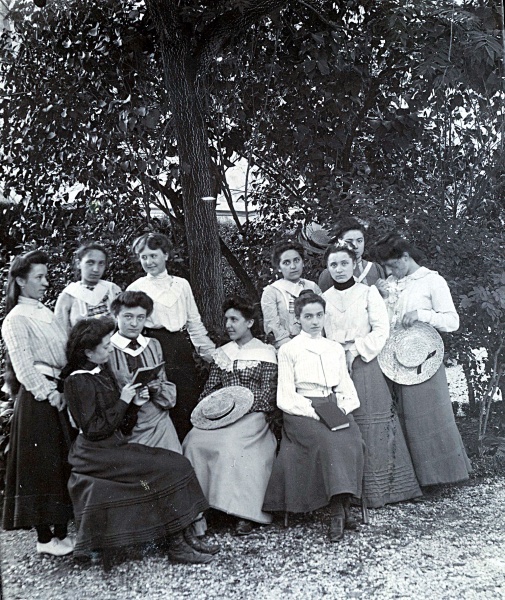  saint Joseph  (institution ou oeuvre). Blanche assise (seconde  gauche) ; derrire elle, Marguerite Jarrin (future Mme Piot)