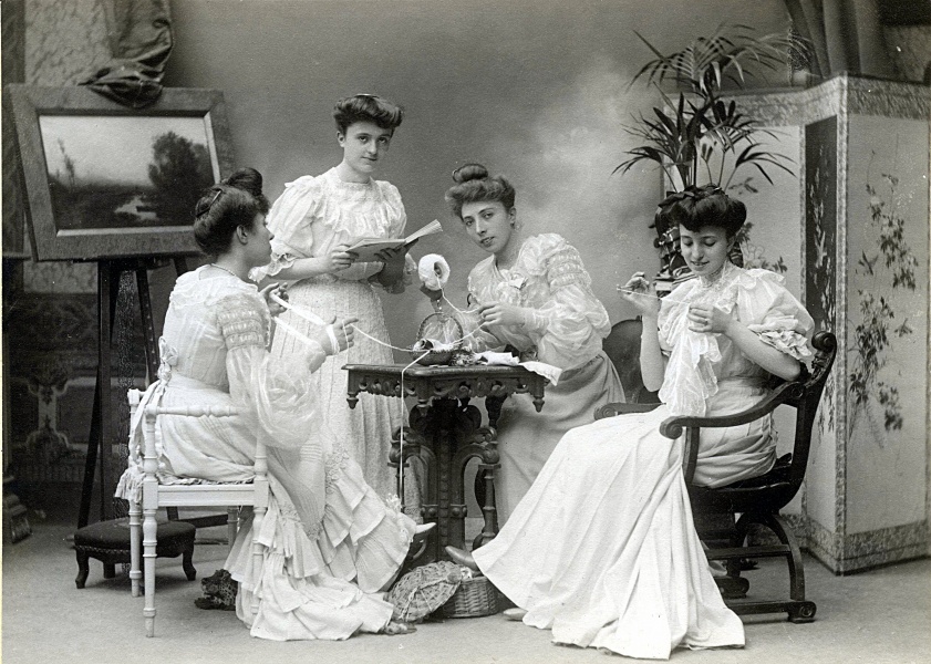 Adrienne, Blanche, va, Isabelle