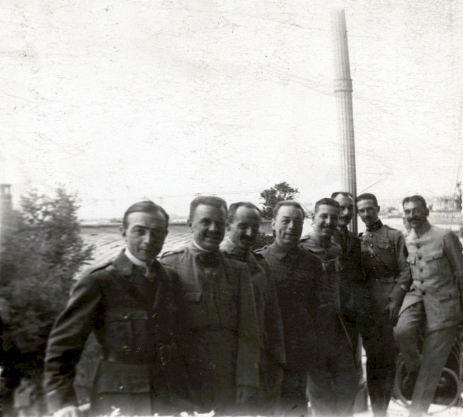 Fernand Courby (à droite) et les membres du 2ème Bureau à Salonique.
